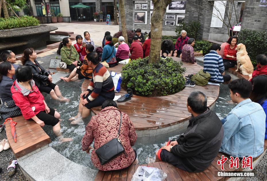 重庆迎来降温天气,露天温泉博物馆吸引不少市民前来泡脚驱寒.周毅 摄