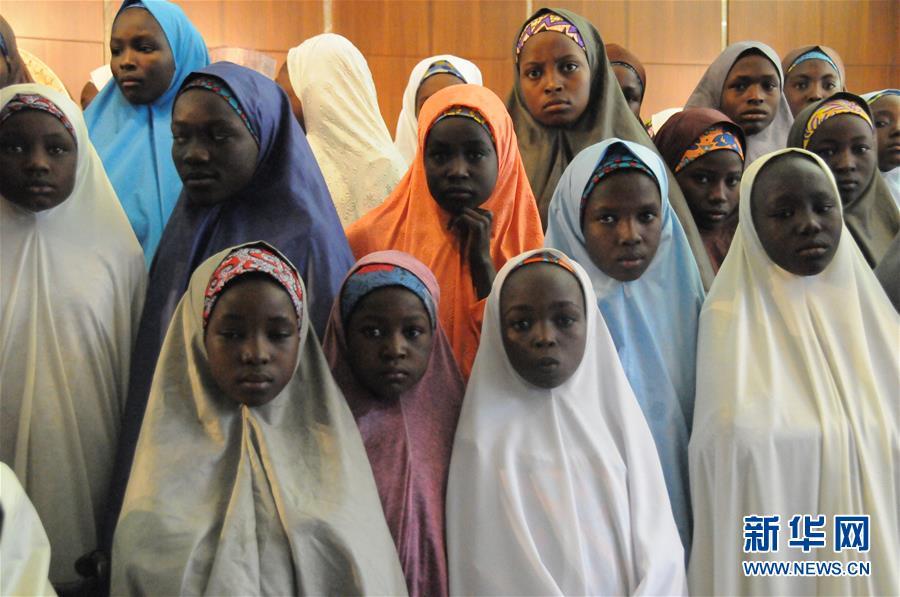 在尼日利亚东北部被"博科圣地"绑架女孩大多数获释 (2/2)