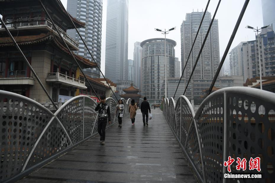 强图打榜 >> 正文  3月25日,重庆魁星楼27层楼顶广场吸引不少外地游客