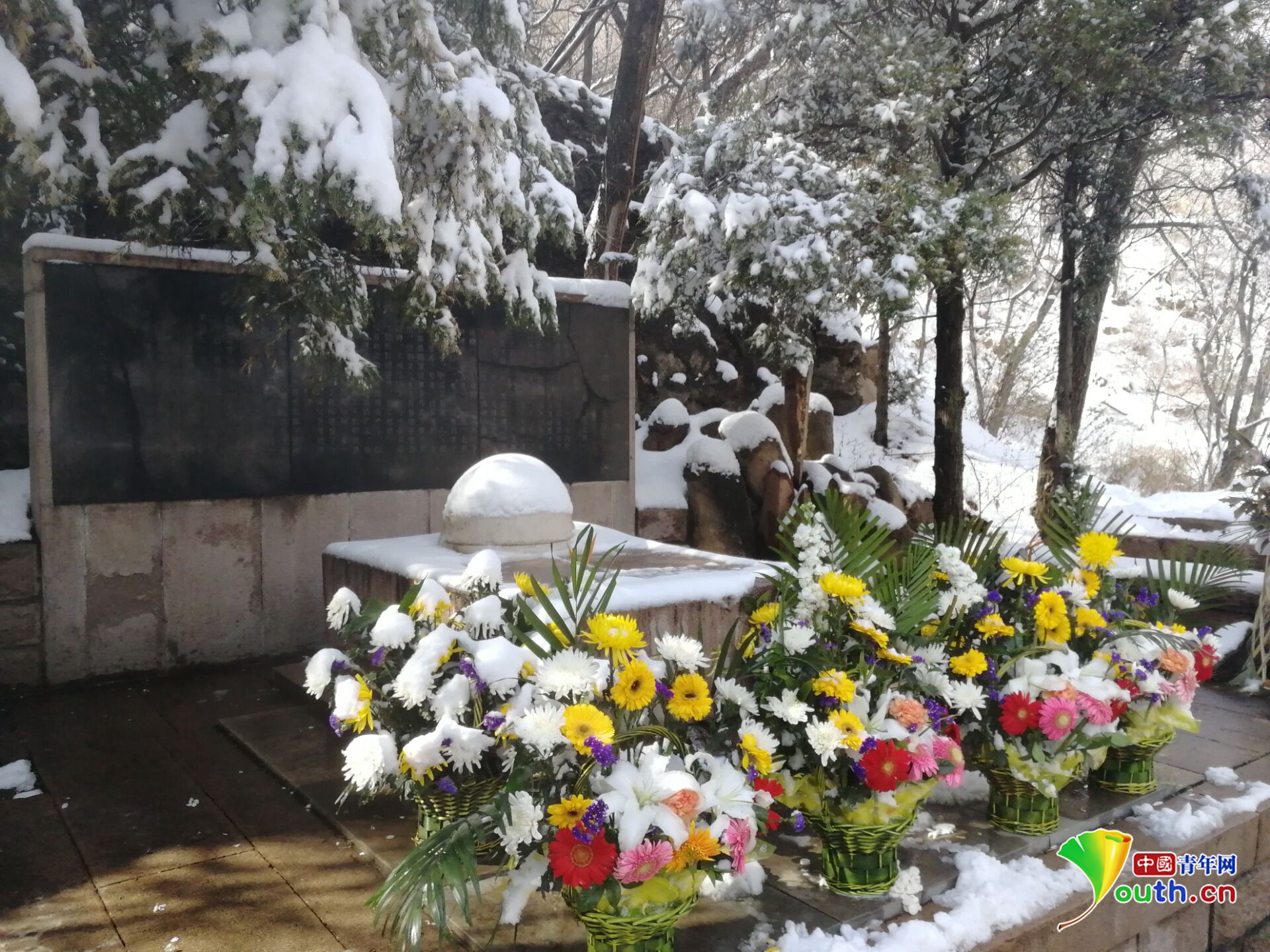 詹天佑墓地:白雪覆盖松柏环绕 俯视列车穿越花海