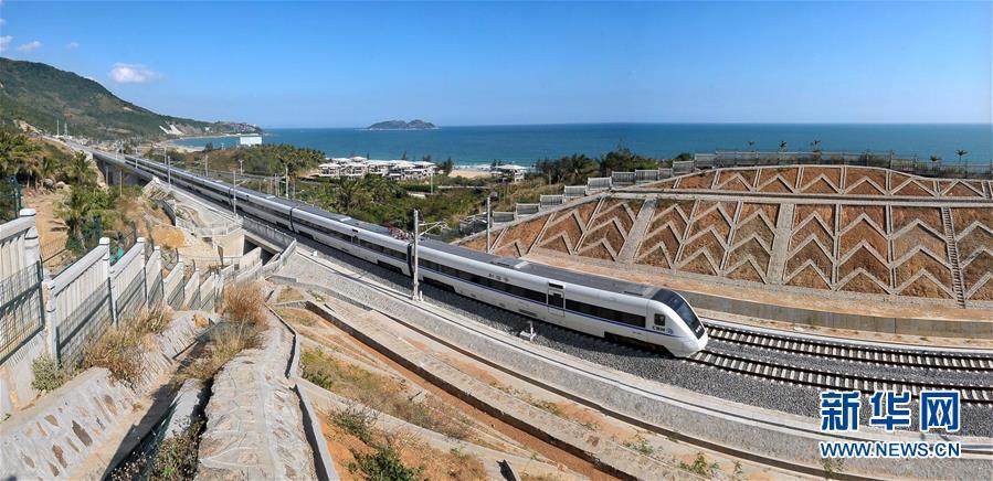 海南东环高速铁路正式建成通车之际,一列动车组列车从海口开往三亚