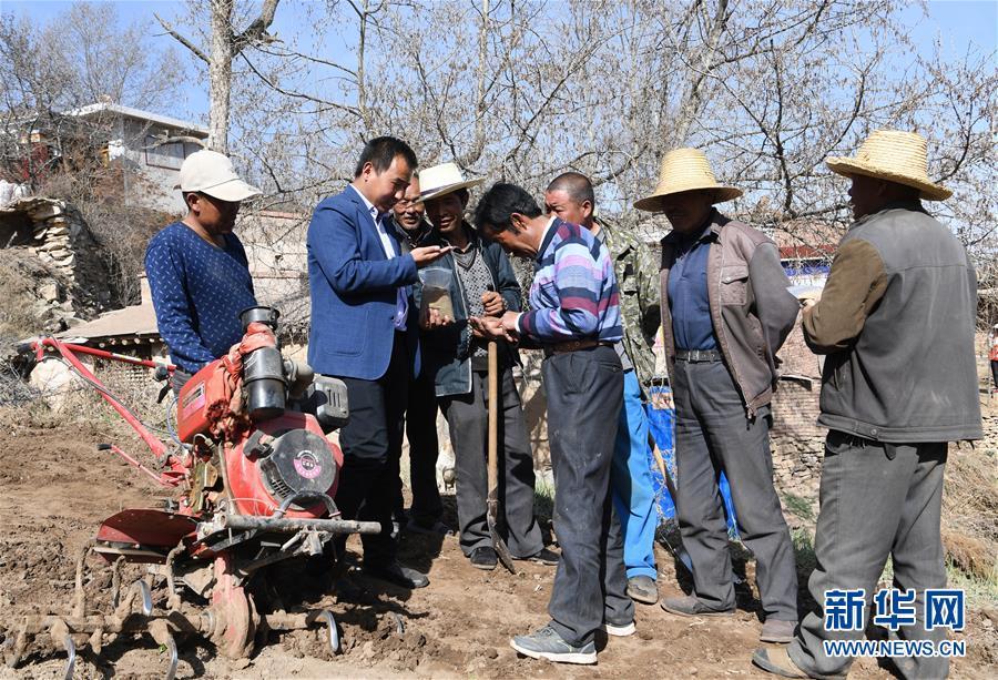 4月9日,在蘭州市七里河區黃峪鎮尖山村,村支書石培發(左二)給村民講解