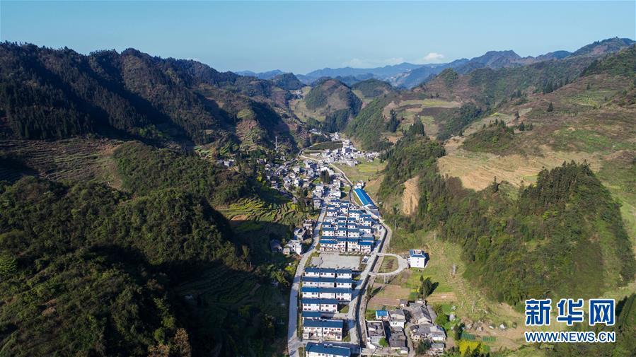 这是云南省昭通市威信县庙沟乡扎实沟村一景(3月29日无人机拍摄).