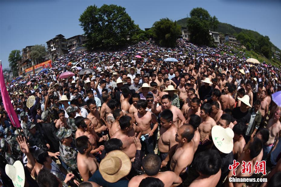 赤膊上阵抢花炮,场面激烈.龚普康 摄