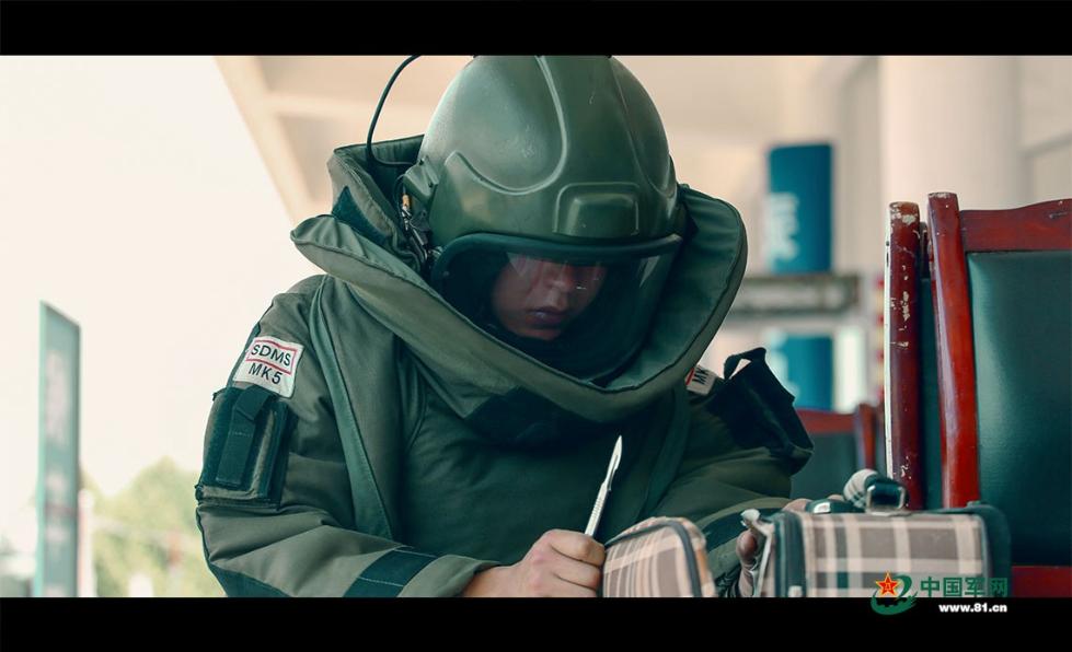 这不是电影他们却是真正的拆弹专家