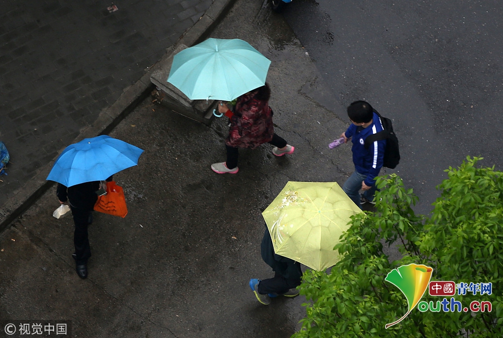 北京迎降雨天气 市民雨中出行