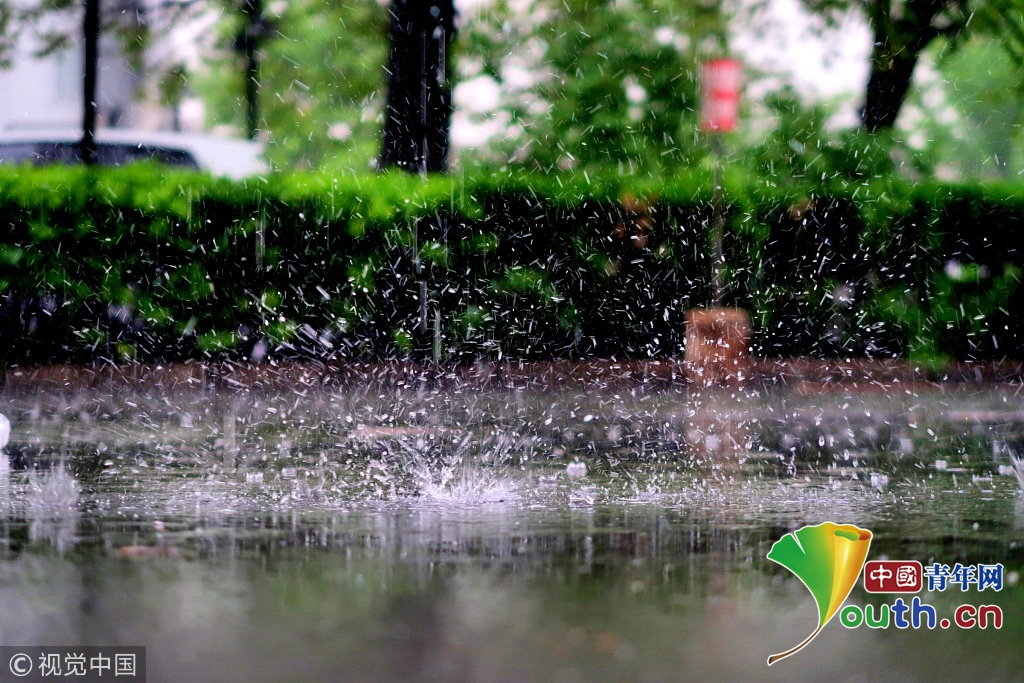 北京迎降雨天气 市民雨中出行
