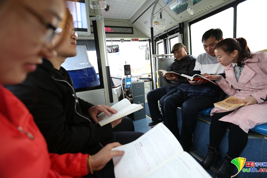 世界读书日青岛公交现读书车厢乘客可免费取阅44
