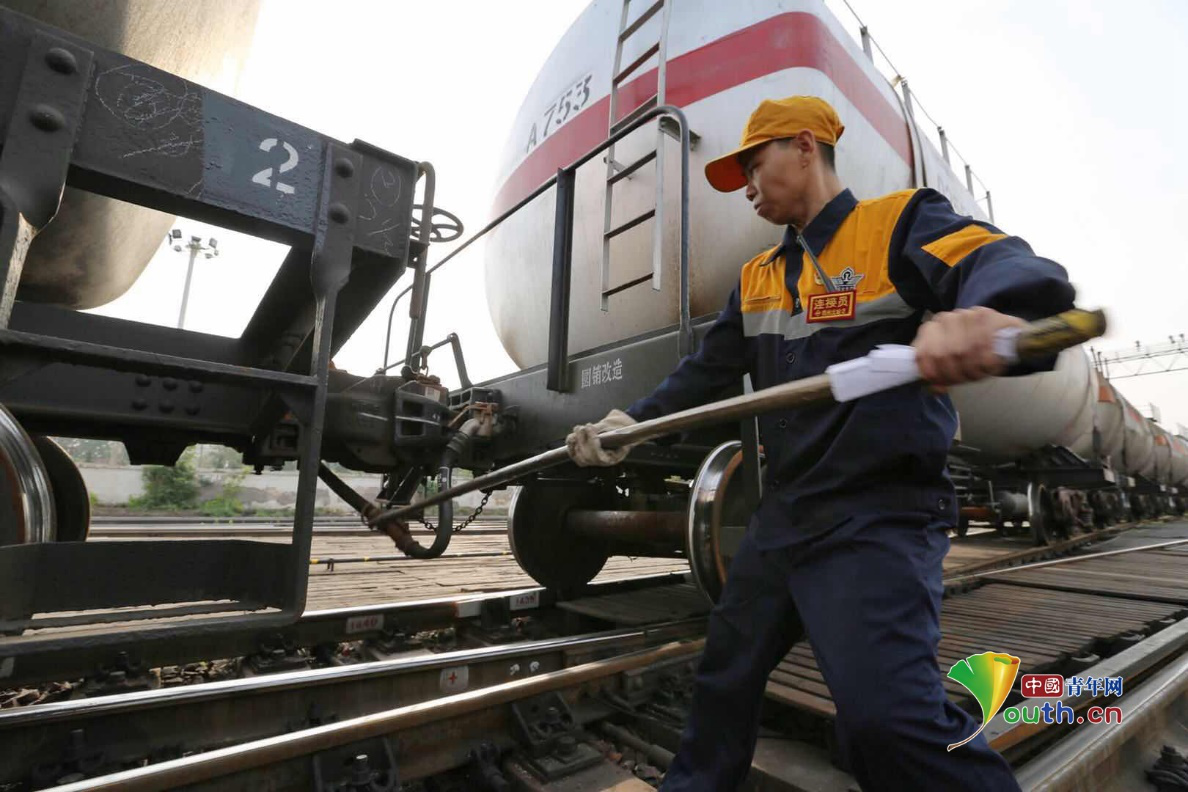 亚洲第一每天24000余货运列车在郑州北站这样解体编组