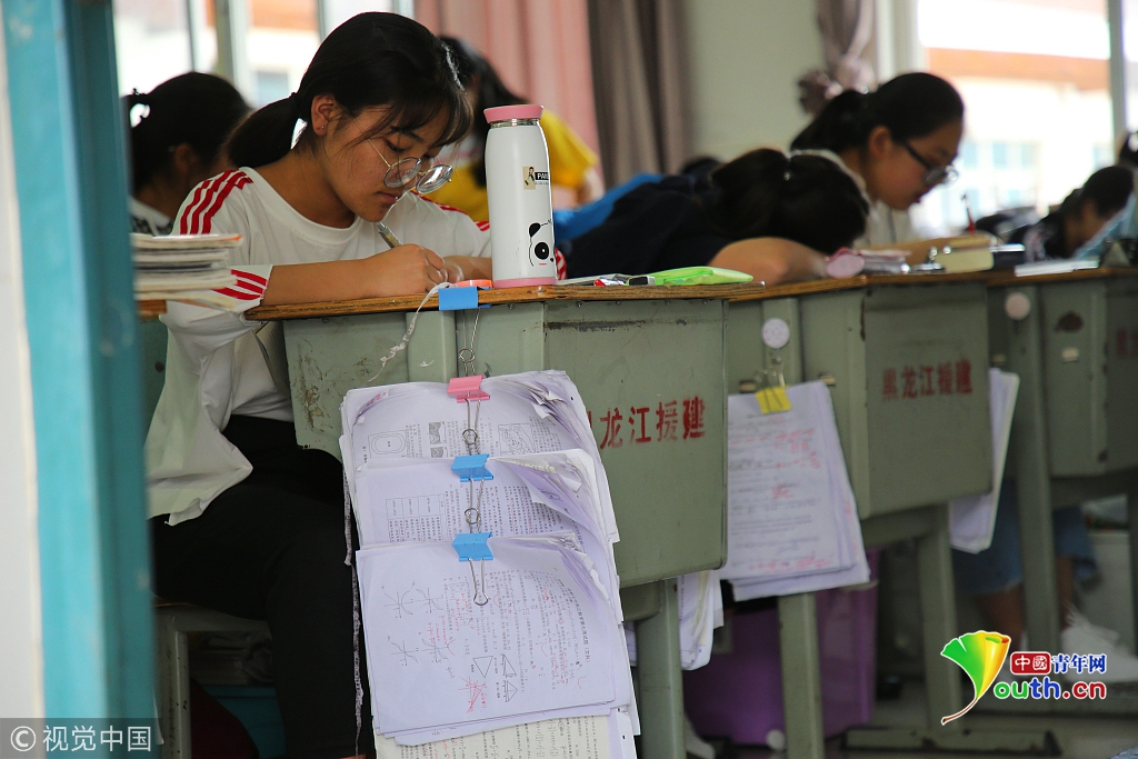 高考倒计时四川高三学子学习用品堆满过道