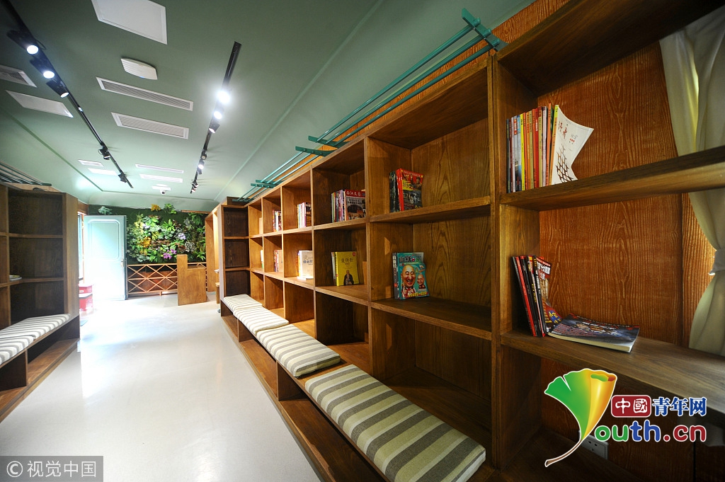 南京:火车车厢变身迷你书吧 风格简约清新受市民喜爱_新闻频道__中国