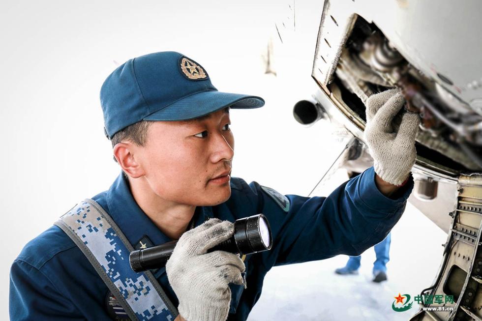 新飞行员的战斗特技 主视角体验他们有多拼