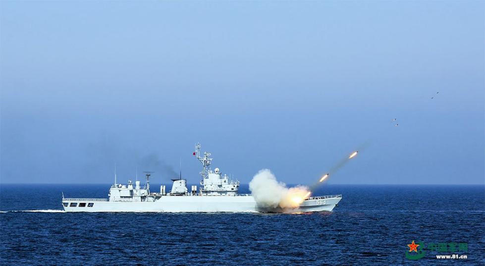 宜昌舰发射舰艏火箭深弹.张海龙 摄