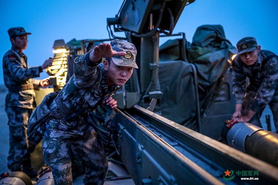 解放军陆军某炮兵旅在西北戈壁开展实战化训练