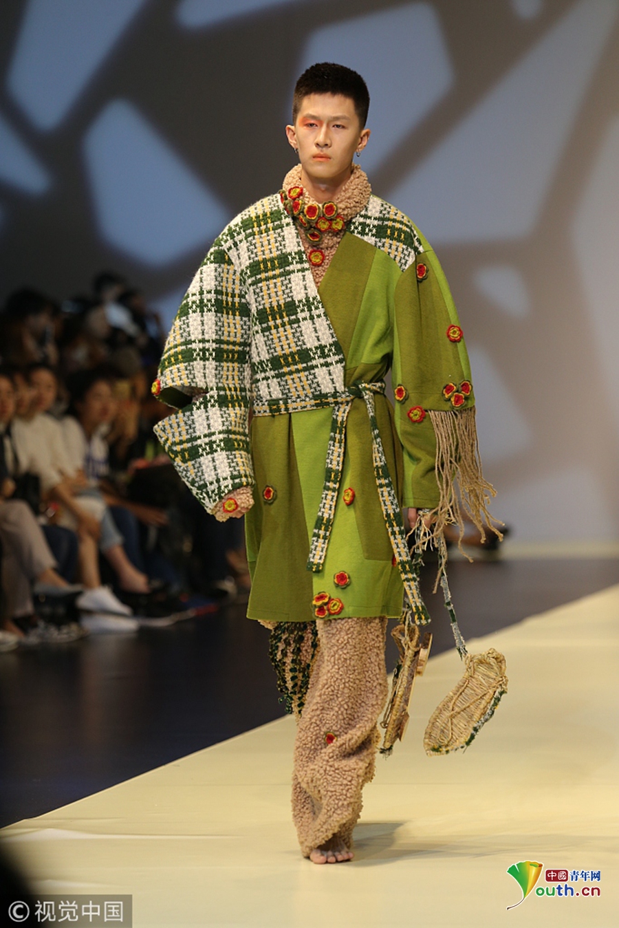 济南大学生毕业服装秀大玩穿越引爆眼球