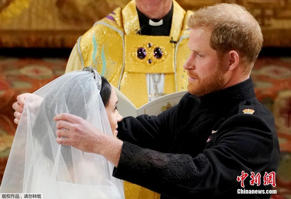 哈里王子婚礼在英国温莎城堡举行二人深情对视
