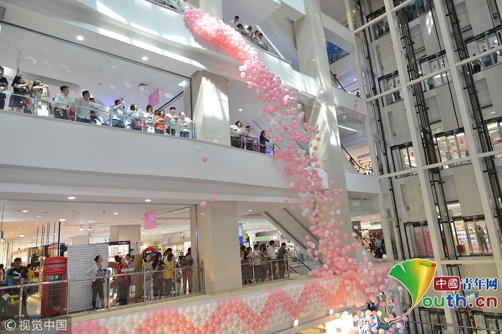 沈阳一商场空降万只现金气球 市民上演夺宝大战