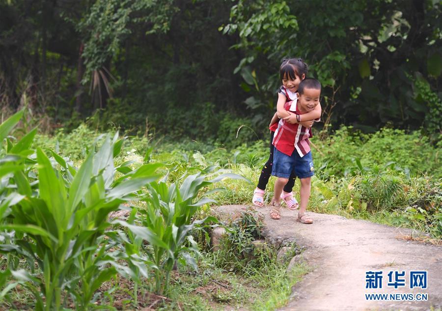 "双胞胎村"的快乐童年