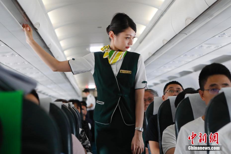 大陆首批台湾籍乘务长叶宇晴执行首个航班 (5/8)