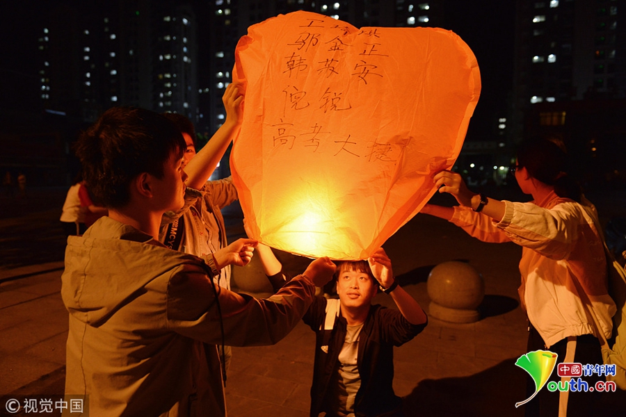 安徽六安毛坦厂中学学生放孔明灯为高考祈福33
