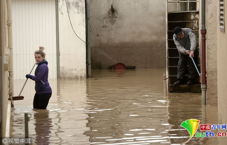 法国暴雨致街道水淹半身 民众上演水上历险记
