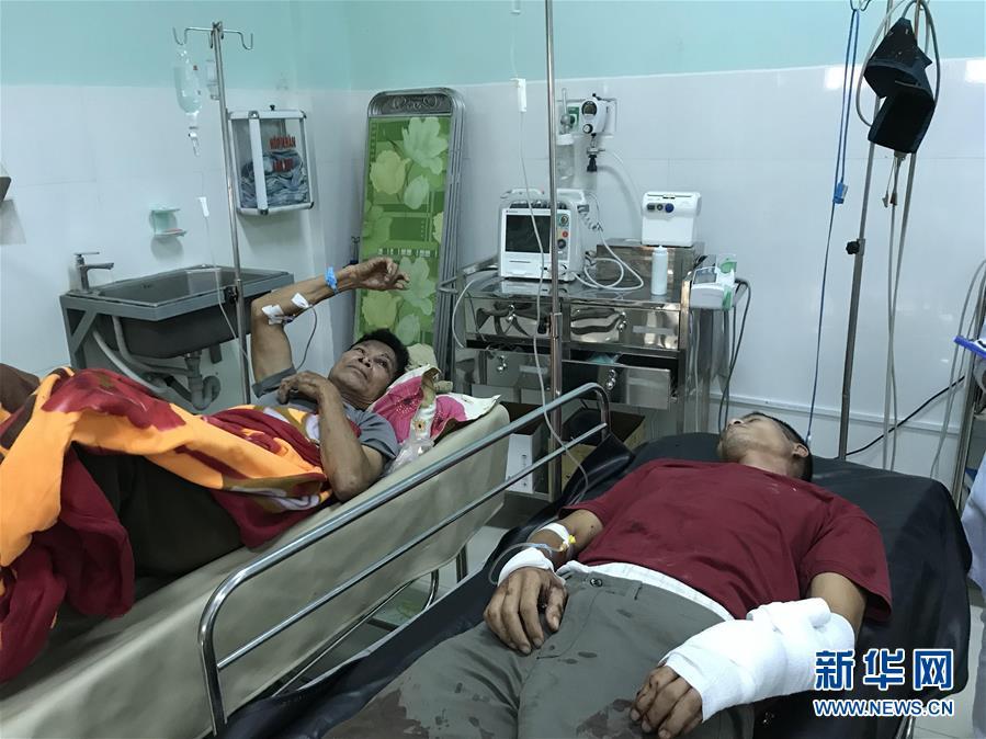 6月16日,在越南昆嵩省,伤者在当地医院接受治疗.新华社/越通社