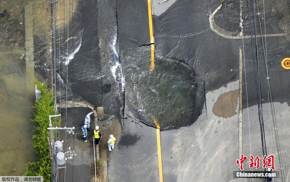 航拍日本大阪地震灾区 管道破裂涌水溢街