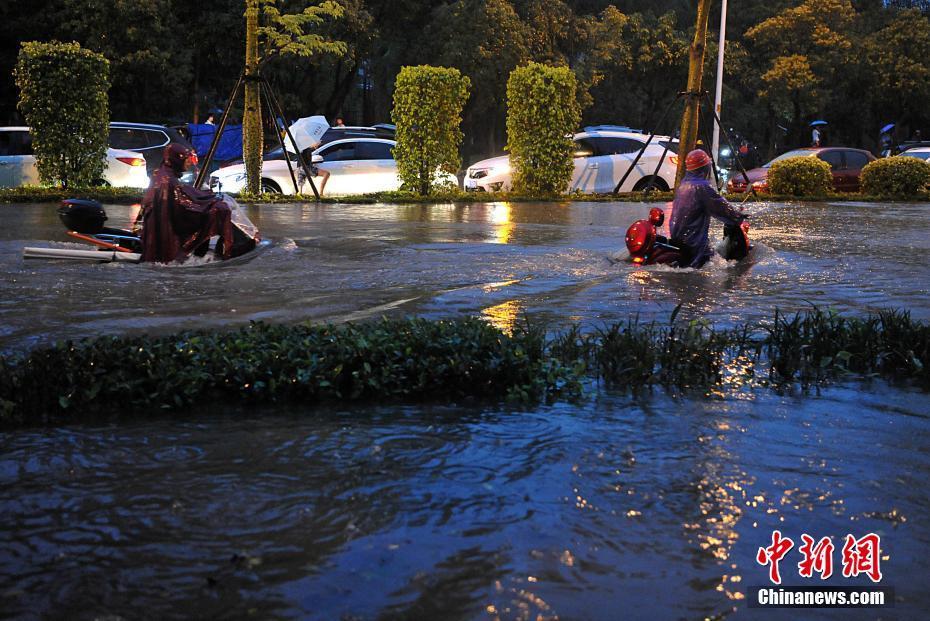 暴雨袭击福州路面积水严重