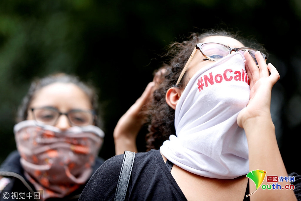 女子挺孕肚抗议美移民政策 墨西哥民众美使馆