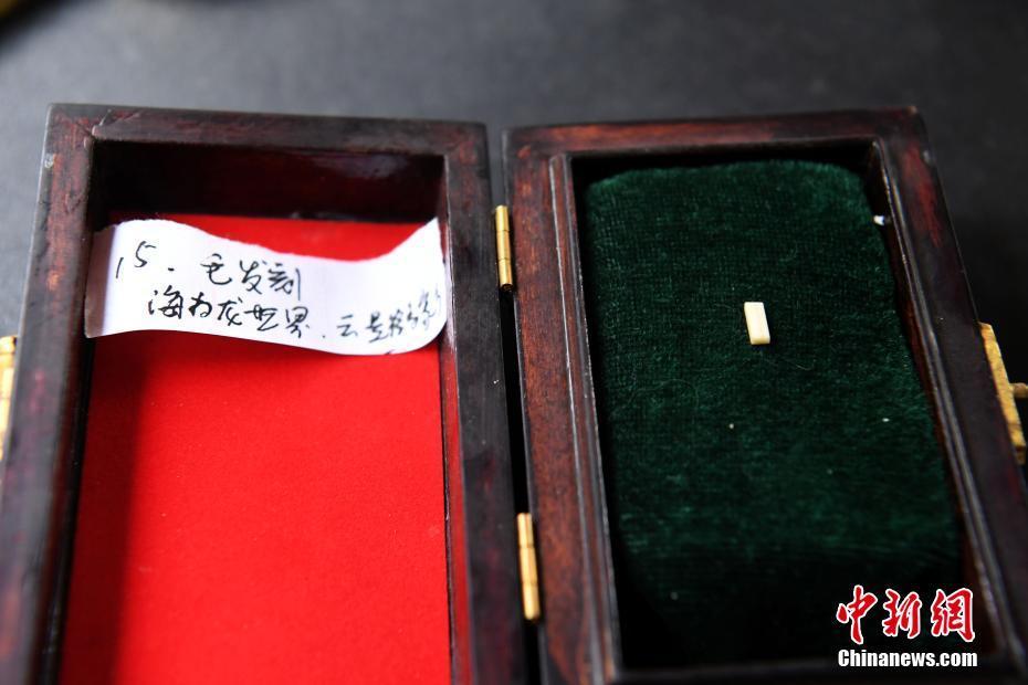 重庆老人玩微刻书法字体细如毛发