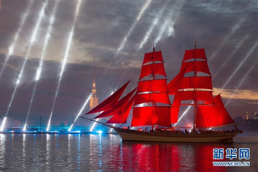 6月24日凌晨,红色帆船行驶在俄罗斯圣彼得堡的涅瓦河上.