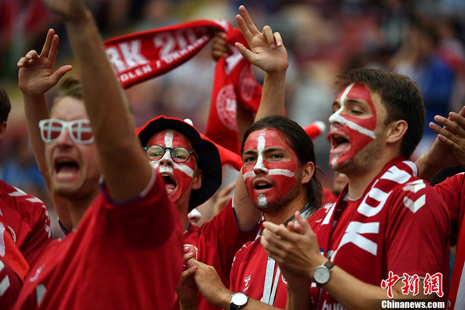 法国丹麦大赛将至 双方球迷看台造势