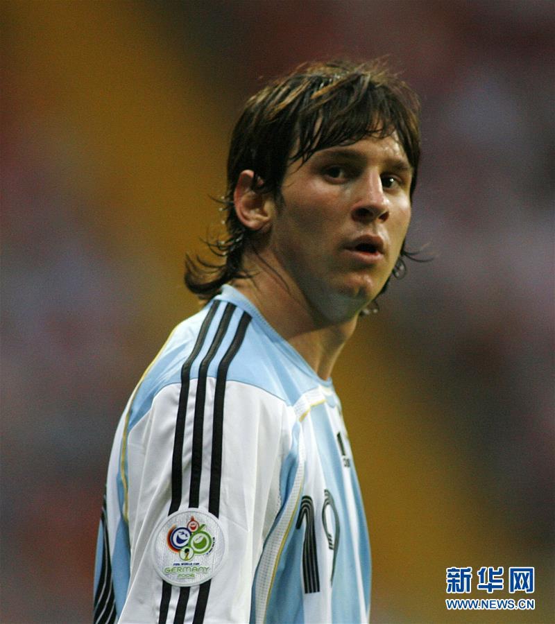 图为梅西在2006年德国世界杯阿根廷队对阵荷兰队的小组赛中(2006年6月