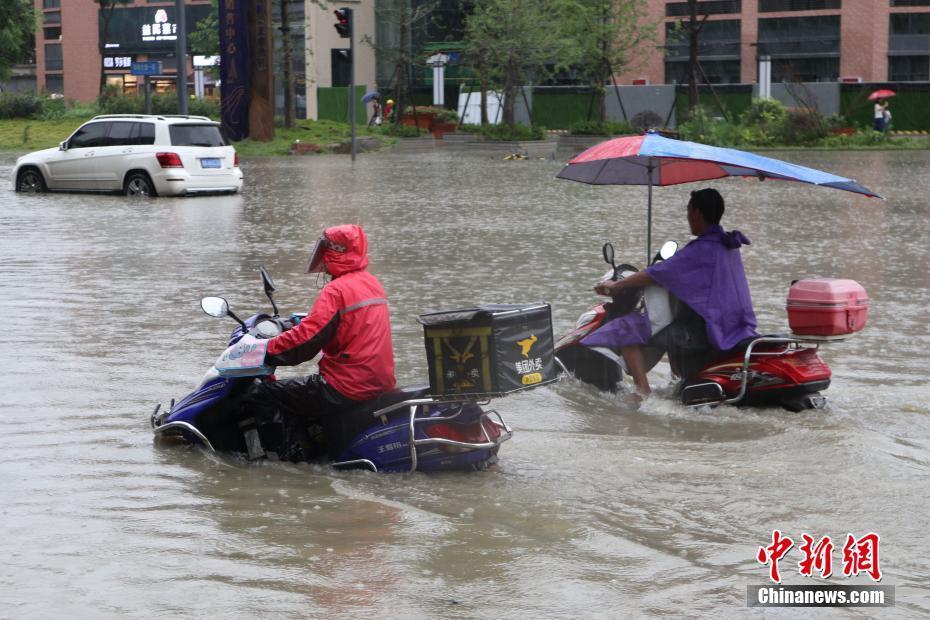 成都遭暴雨袭击 道路积水交通受阻