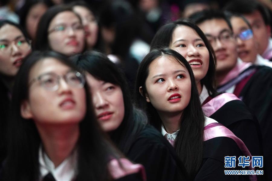 7月8日,參加清華大學2018年本科生畢業典禮的畢業生在觀看典禮視頻.