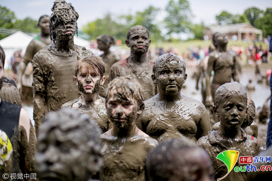 美国举行年度泥浆节儿童驰骋泥坑不亦乐乎