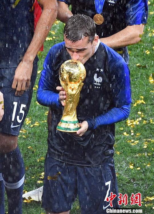 法国再捧大力神杯 颁奖仪式大雨中进行