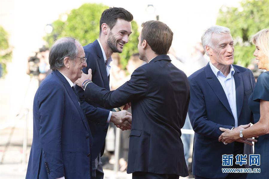 足球——法国总统马克龙迎接法国队凯旋