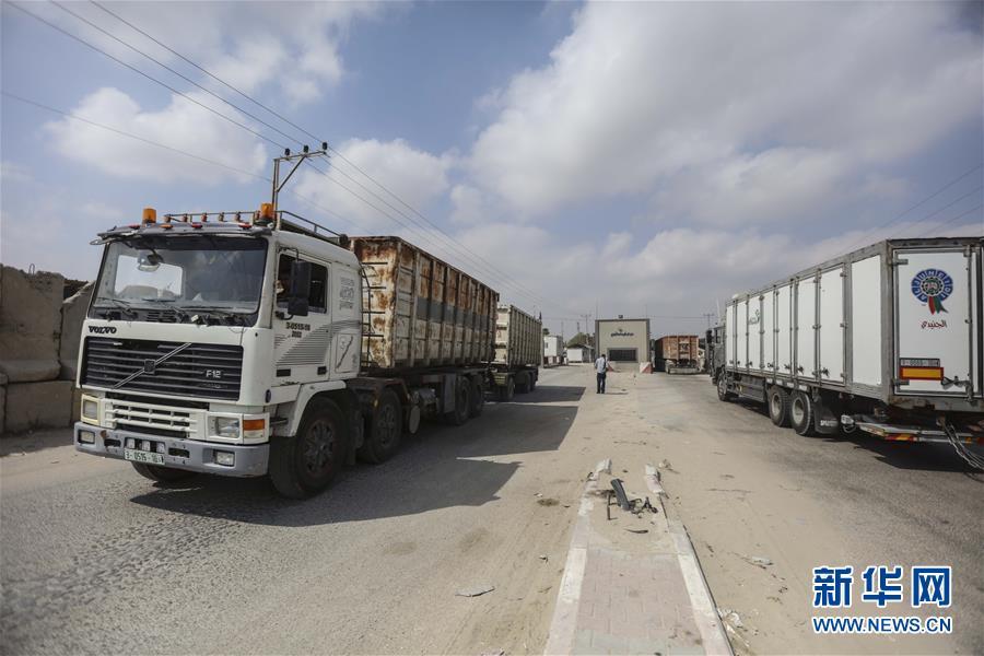 7月17日,货运卡车停在加沙地带东南部与以色列接壤的凯雷姆沙洛姆货运