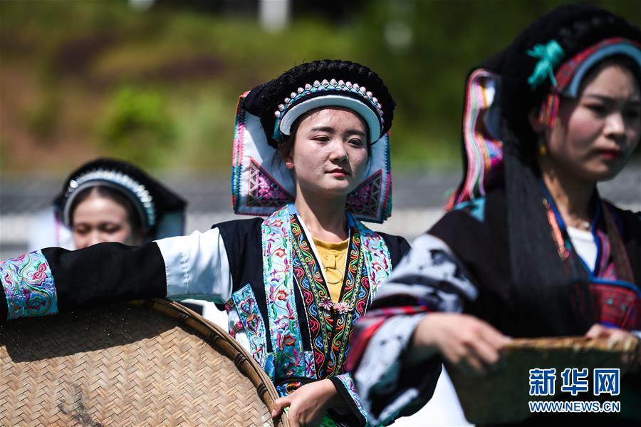 贵州六枝布依同胞欢度六月六55