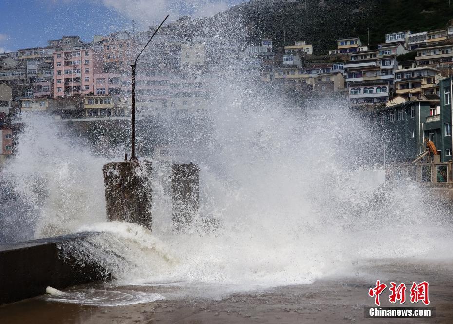 台风安比登陆浙江舟山海边掀巨浪