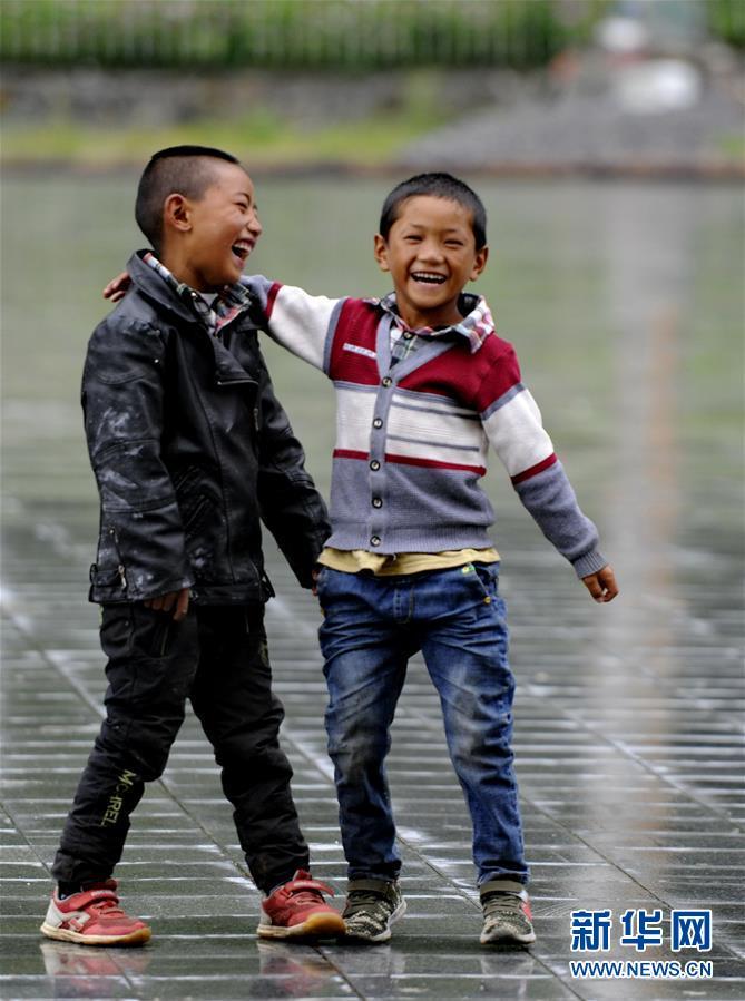 在吉隆县吉隆镇玛嘎村,两名儿童在村广场玩耍(7月26日摄).