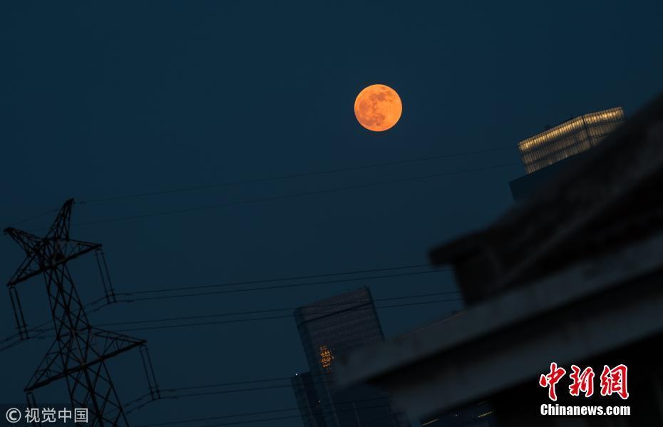 本世纪最长月全食来临 天空挂红月