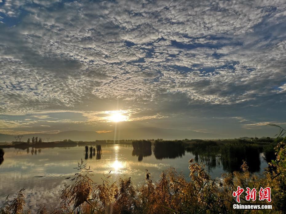 清晨,旭日初升,张掖国家级湿地公园一片静谧,水天一色. 吴学珍 摄