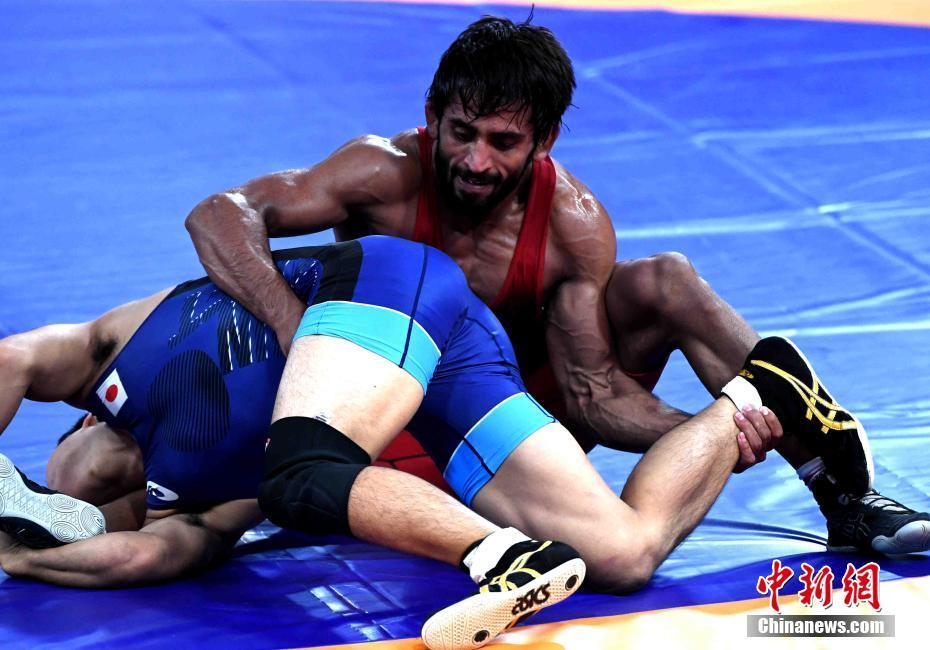 乌兹别克斯坦选手获亚运会男子摔跤74公斤级冠军