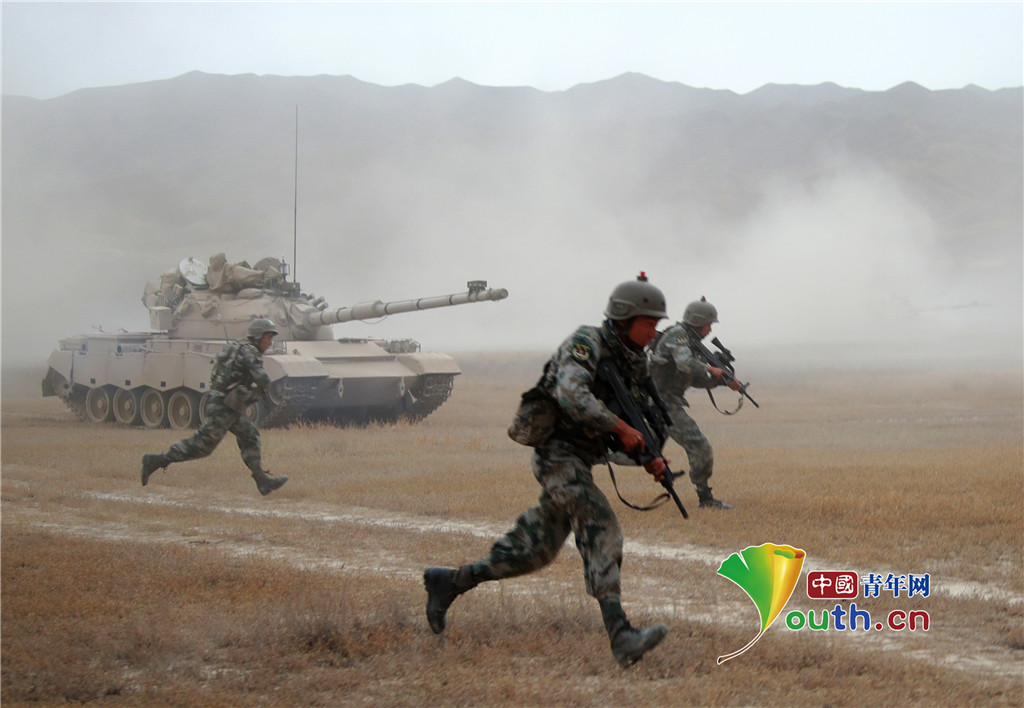 装甲部队天山腹地实兵对抗 实弹实爆精彩上演