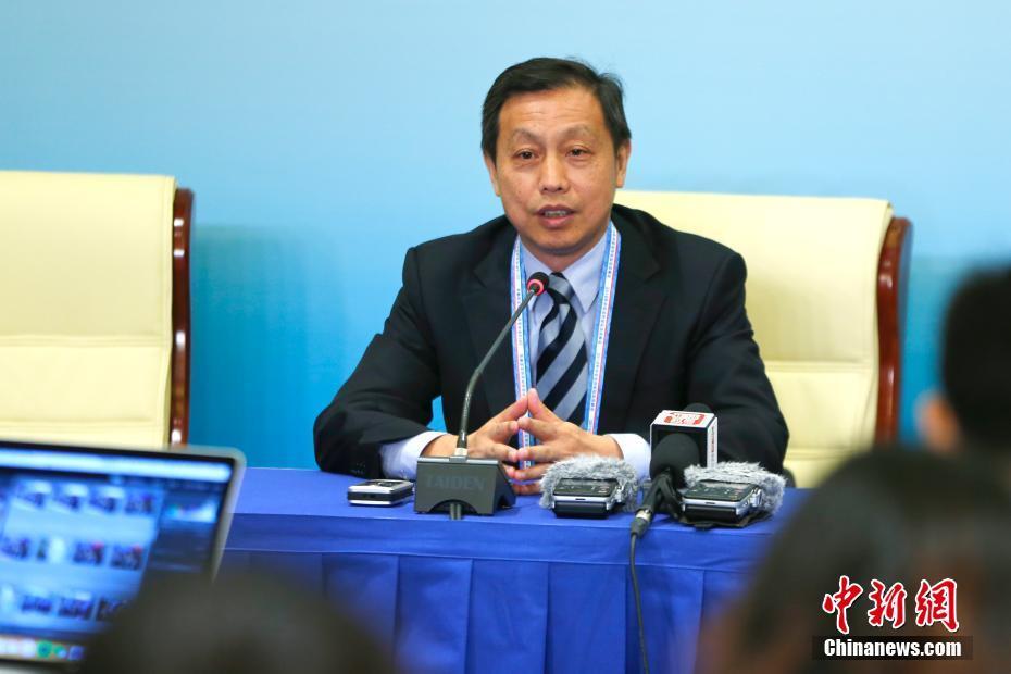 中国外交部新闻司副司长李明刚介绍新闻中心情况. 中新社记者 富田 摄