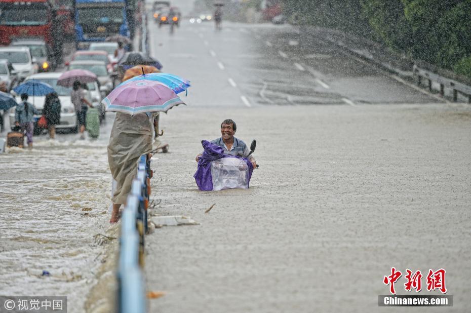 福建泉州大雨傾盆 民眾在齊腰深積水中跋涉 (3/3)