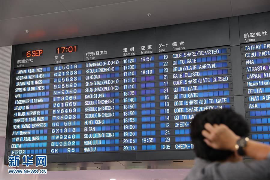 9月6日,在日本名古屋中部国际机场,旅客查看国际出发航班情况