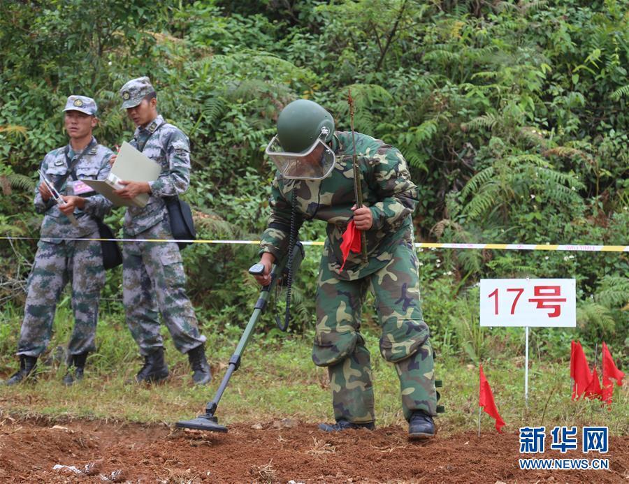 陆军组织部队扫雷骨干在边境雷场实操实练提升扫雷排爆能力_新闻频道_